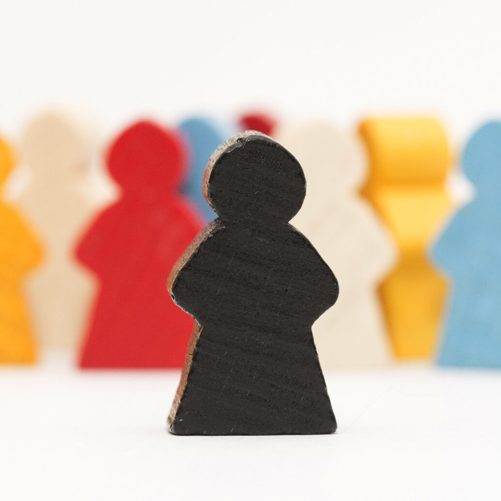 Gruppe schaut auf Aussenseiter - Szene mit Spielfiguren